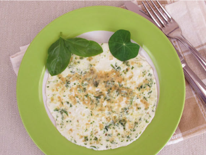 Salteado de verduras con una tortilla de claras y 1 vasito de macarrones.